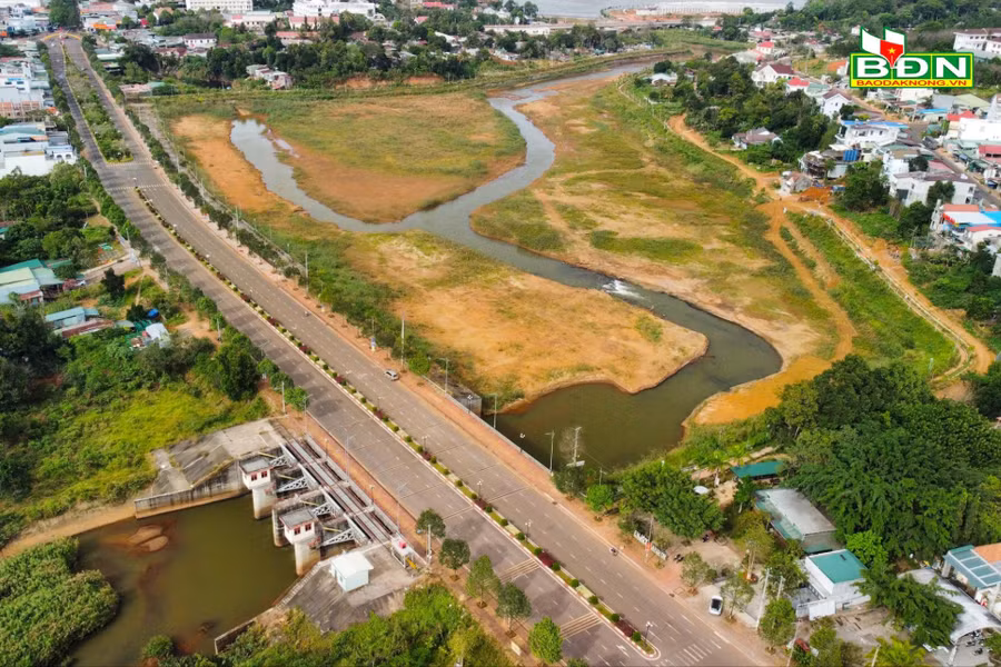Hồ hạ Gia Nghĩa trơ đáy, um tùm cỏ dại và chưa thể hiện được các chức năng mong muốn