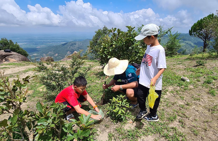 Các bạn trẻ cùng nhau leo núi trồng cây giữa trời mưa. Ảnh: T.N.Đ Các bạn trẻ cùng nhau leo núi trồng cây giữa trời mưa. Ảnh: T.N.Đ