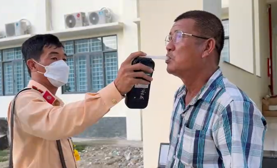Tài xế C đã đến trình diện cơ quan chức năng và được kiểm tra việc sử dụng chất kích thích. Ảnh: Công an cung cấp