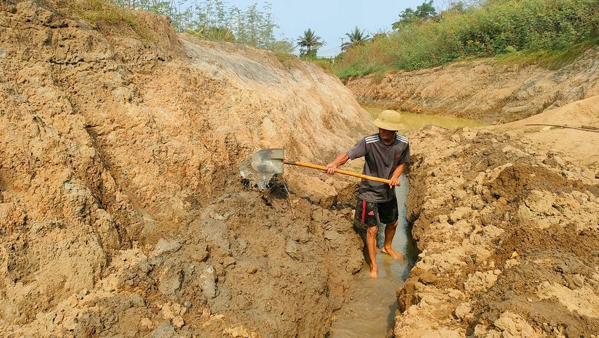 Ngay giữa lòng Hồ Tây (xã Bàu Cạn), người dân đào rãnh, khoét mương để tìm nước giữa mùa khô, hạn hán kéo dài. Ảnh: LK.