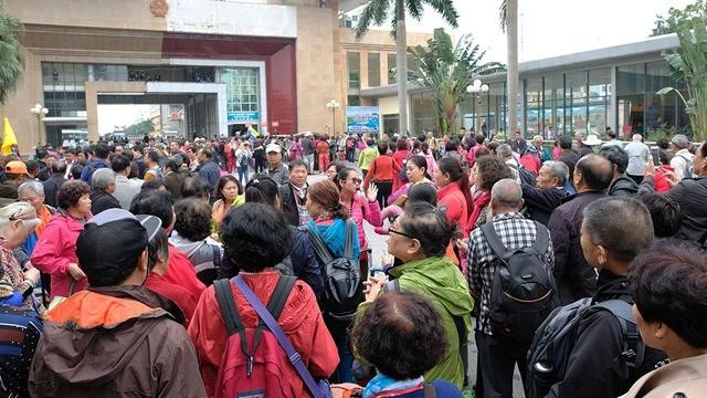 Khách Trung Quốc ở cửa khẩu Móng Cái. Ảnh: LNH Khách Trung Quốc ở cửa khẩu Móng Cái. Ảnh: LNH