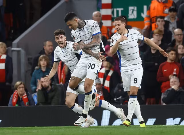 Gianluca Scamacca hoàn tất cú đúp tại Anfield.