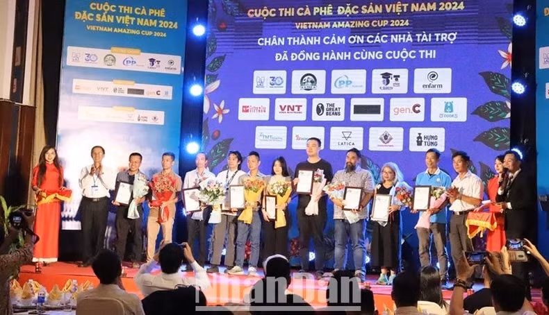Ban Tổ chức Cuộc thi Cà-phê đặc sản năm 2024 tặng hoa cảm ơn Ban giám khảo cuộc thi.