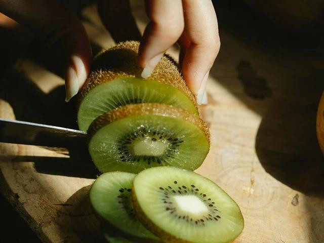 Vỏ kiwi có thể làm giảm tình trạng viêm nhiễm trong cơ thể và cải thiện sức khỏe tiêu hóa. Ảnh: PEXELS Vỏ kiwi có thể làm giảm tình trạng viêm nhiễm trong cơ thể và cải thiện sức khỏe tiêu hóa. Ảnh: PEXELS