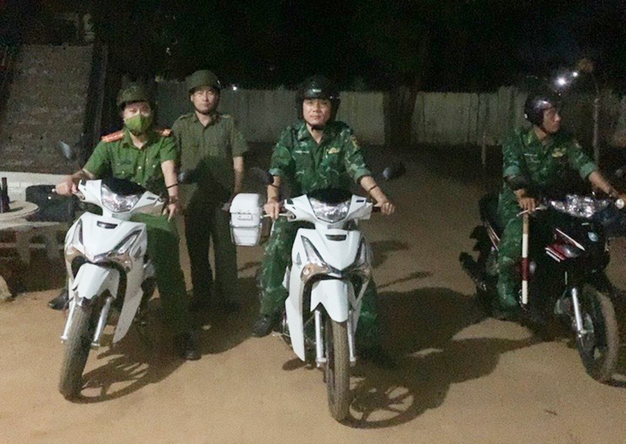 Các thành viên trong tổ tuần tra về an ninh trật tự của xã Ia Dom lên đường thực hiện nhiệm vụ. Ảnh: Thiên Di