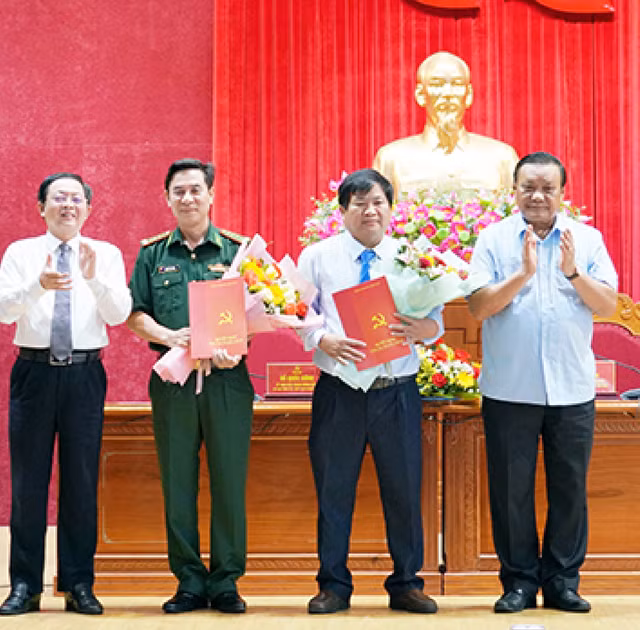 Bí thư Tỉnh ủy Bình Định Hồ Quốc Dũng (bìa trái) và Phó Bí thư Thường trực Tỉnh ủy Lê Kim Toàn (bìa phải) trao Quyết định của Ban Bí thư cho đại tá Nguyễn Văn Lĩnh và ông Trần Văn Phúc tham gia Ban Chấp hành Đảng bộ tỉnh khóa XX.