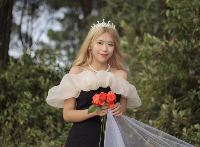 Nguyễn Hoàng Hương Linh, cô gái hát cùng Đen Vâu trong MV Nấu ăn cho em. Ảnh: NVCC