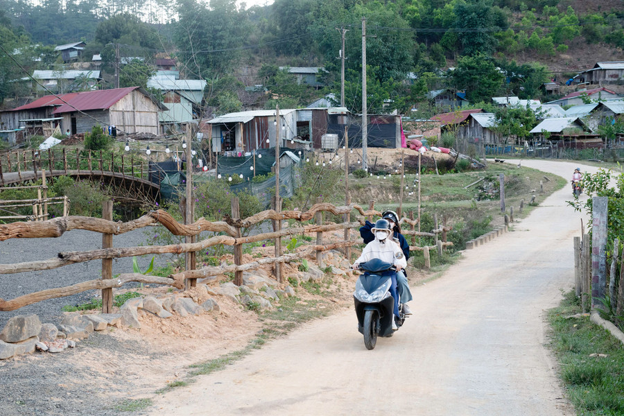 Mỗi dịp cuối tuần, thôn Kon Vơng Kia đón nhiều người dân địa phương và du khách ghé thăm.