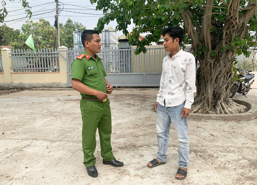 Cán bộ Công an xã Chư Mố (huyện Ia Pa) trao đổi công việc với trường hợp chấp hành xong án phạt tù trở về địa phương. Ảnh: R'Ô HOK Cán bộ Công an xã Chư Mố (huyện Ia Pa) trao đổi công việc với trường hợp chấp hành xong án phạt tù trở về địa phương. Ảnh: R'Ô HOK