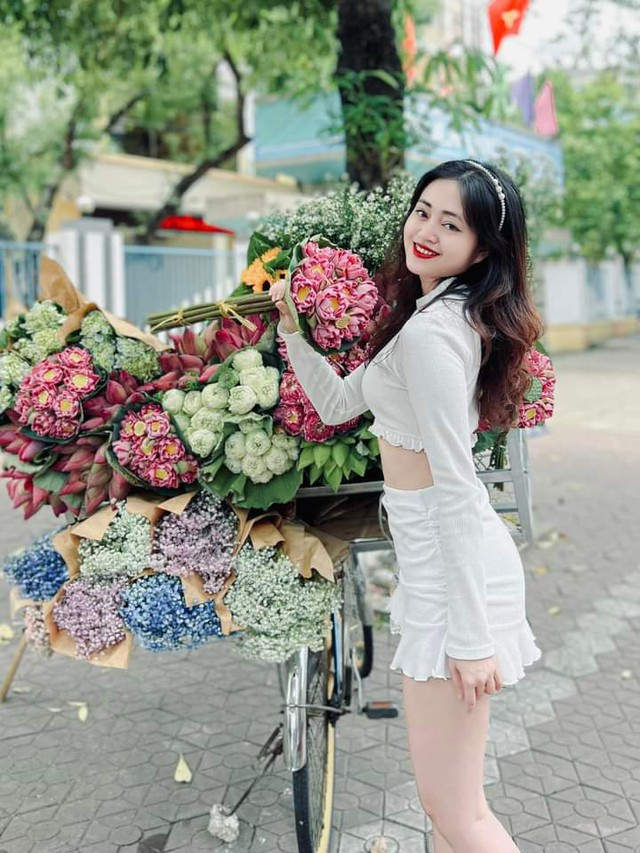 Xe hoa xuống phố mùa thu - Ảnh 1. Chị Nguyễn Thị Ngọc Hân (ở P.Trần Hưng Đạo, TP.Quảng Ngãi) chụp ảnh cùng xe hoa. Ảnh: ĐỨC MINH