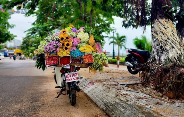 Xe hoa xuống phố mùa thu - Ảnh 3. Chiếc xe hoa tươi của anh Lê Văn Bảy. Ảnh: ĐỨC MINH