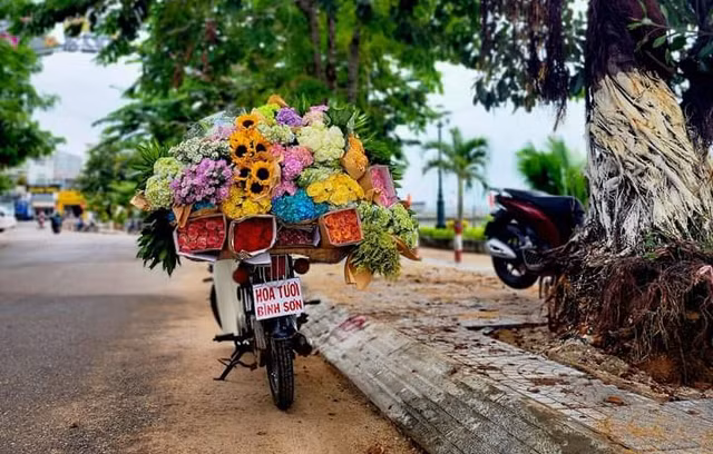 Chiếc xe hoa tươi của anh Lê Văn Bảy. Ảnh: ĐỨC MINH