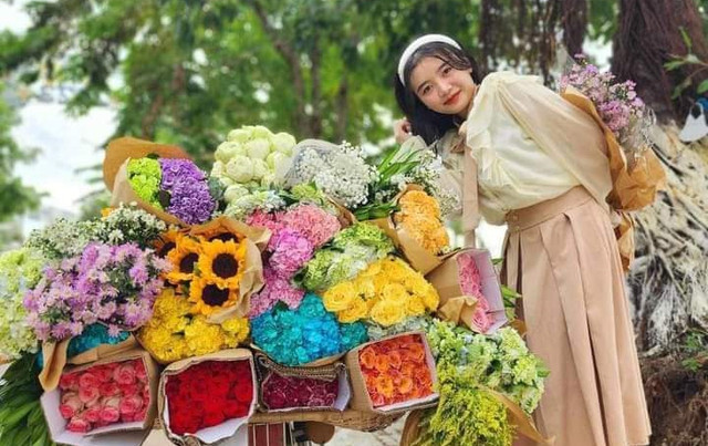 Xe hoa xuống phố mùa thu - Ảnh 5. Nhiều bạn trẻ thích thú khi lần đầu tiên tạo dáng chụp ảnh bên xe hoa. Ảnh: ĐỨC MINH