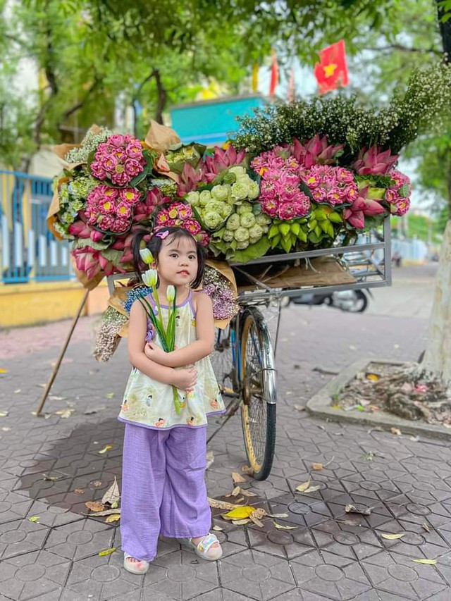 Xe hoa xuống phố mùa thu - Ảnh 6. Bé Yumi, con gái chị Nguyễn Thị Ngọc Hân (ở P.Trần Hưng Đạo, TP.Quảng Ngãi) chụp ảnh bên xe hoa. Ảnh: ĐỨC MINH