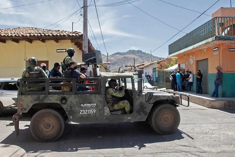 Binh sĩ Mexico tuần tra trên đường phố Aguililla. Ảnh: AFP Binh sĩ Mexico tuần tra trên đường phố Aguililla. Ảnh: AFP