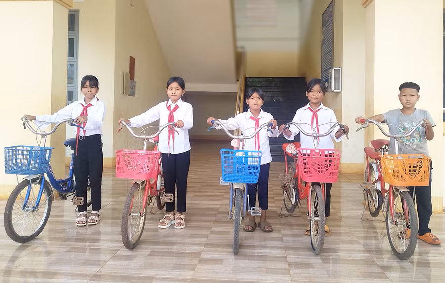 Các em học sinh được Liên Đội Trường Tiểu học Tôn Đức Thắng cho mượn xe đạp đến trường. Ảnh: M.N