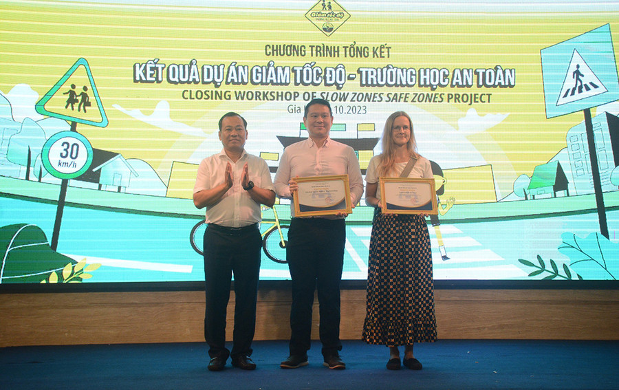 Ông Đoàn Hữu Dũng (bìa trái)-Giám đốc Sở Giao thông-Vận tải, Phó Trưởng ban Thường trực Ban ATGT tỉnh trao giấy chứng nhận cho các đơn vị có nhiều đóng góp tích cực trong triển khai Dự án “Giảm tốc độ-Trường học an toàn” trên địa bàn tỉnh. Ảnh: M.P Ông Đoàn Hữu Dũng (bìa trái)-Giám đốc Sở Giao thông-Vận tải, Phó Trưởng ban Thường trực Ban ATGT tỉnh trao giấy chứng nhận cho các đơn vị có nhiều đóng góp tích cực trong triển khai Dự án “Giảm tốc độ-Trường học an toàn” trên địa bàn tỉnh. Ảnh: M.P