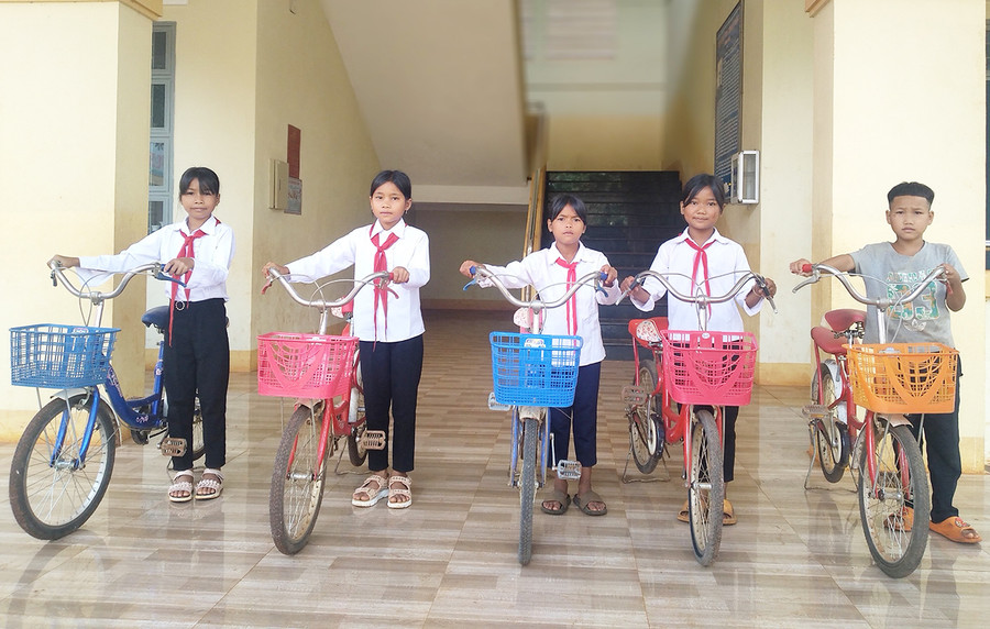 Các em học sinh được Liên Đội Trường Tiểu học Tôn Đức Thắng cho mượn xe đạp đến trường. Ảnh: M.N Các em học sinh được Liên Đội Trường Tiểu học Tôn Đức Thắng cho mượn xe đạp đến trường. Ảnh: M.N