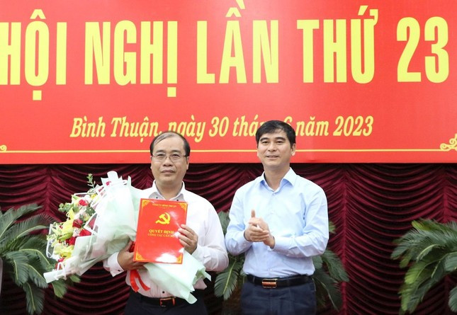 Bí thư Tỉnh ủy Bình Thuận Dương Văn An trao quyết định của Ban Bí thư Trung ương Đảng và tặng hoa chúc mừng ông Cao Sơn Dũng. Ban Bí thư Trung ương Đảng chỉ định, chuẩn y nhân sự 5 tỉnh ảnh 2