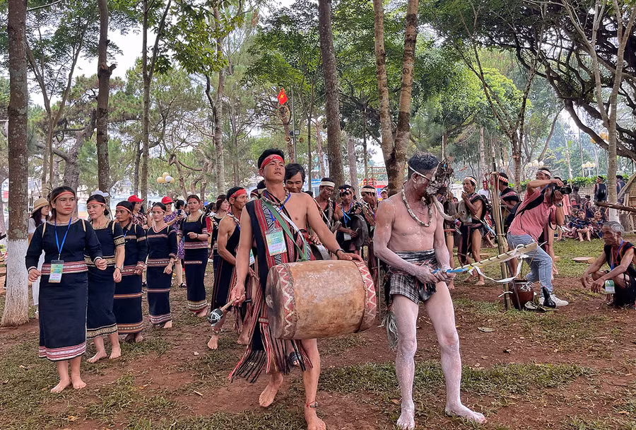 Ngày hội văn hóa các dân tộc là dịp để giới thiệu tinh hoa nghề truyền thống, giá trị văn hóa đặc sắc của các dân tộc tại chỗ. Ảnh: M.C