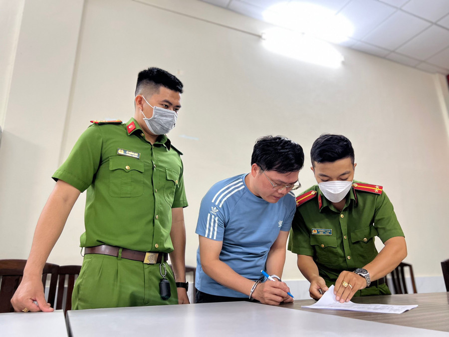 Ông Nguyễn Tuấn Anh (áo trắng) cùng 3 bị can bị bắt tạm giam. Ảnh: CACC Ông Nguyễn Tuấn Anh (áo trắng) cùng 3 bị can bị bắt tạm giam. Ảnh: CACC