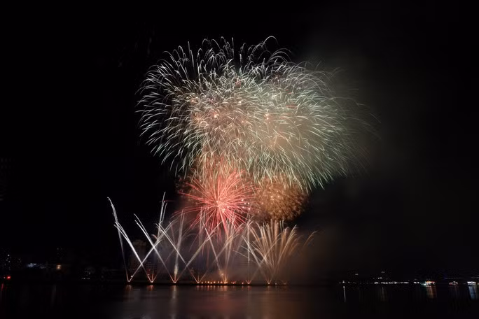 Trong khi đó, Pháp – xứ sở của tình yêu - lại mang đến một màn trình diễn pháo hoa đầy lãng mạn. Đây là đội tuyển giàu thành tích khi đã đạt giải thưởng lớn tại các cuộc thi trình diễn pháo hoa ở Hoa Kỳ, Ba Lan, Bỉ…,