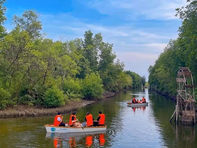 Du khách bơi xuồng tham quan rừng ngập mặn ven biển Bạc Liêu. ẢNH: PHAN THANH CƯỜNG