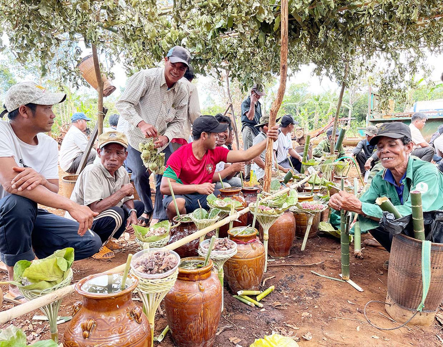 Ẩm thực trong lễ bỏ mả của người dân làng Lút, xã ia Phí, huyện Chư Păh. Ảnh: Minh Châu