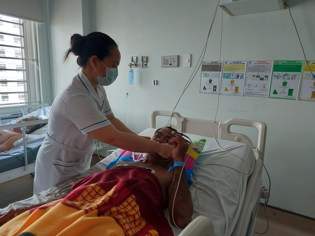 Một trong 2 ngư dân bị ngộ độc cá nóc đang được điều trị tại BVĐK tỉnh Kiên Giang. Ảnh: Xuân Lam