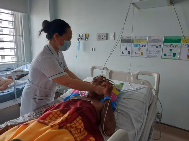 Một trong 2 ngư dân bị ngộ độc cá nóc đang được điều trị tại BVĐK tỉnh Kiên Giang. Ảnh: Xuân Lam