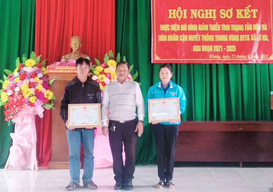 Ban Chỉ đạo Đề án 498 huyện Kbang tặng giấy khen cho các tập thể, cá nhân có thành tích trong thực hiện mô hình điểm về giảm thiểu tảo hôn, hôn nhân cận huyết thống ở xã Lơ Ku. Ảnh: Minh Ngân