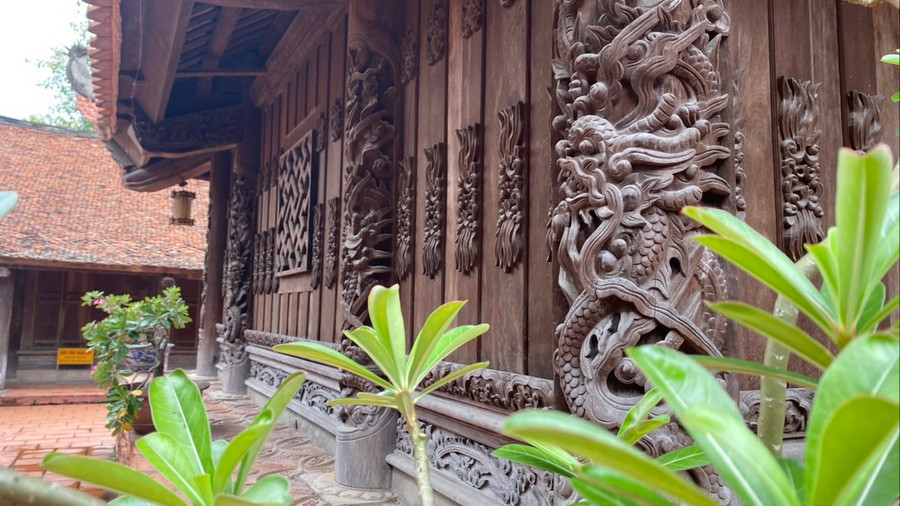 Nghệ thuật chạm khắc trên gỗ mang đậm phong cách mỹ thuật thời Lê Trung Hưng. (Ảnh: Bích Hằng/Vietnam+) Nghệ thuật chạm khắc trên gỗ mang đậm phong cách mỹ thuật thời Lê Trung Hưng. (Ảnh: Bích Hằng/Vietnam+)