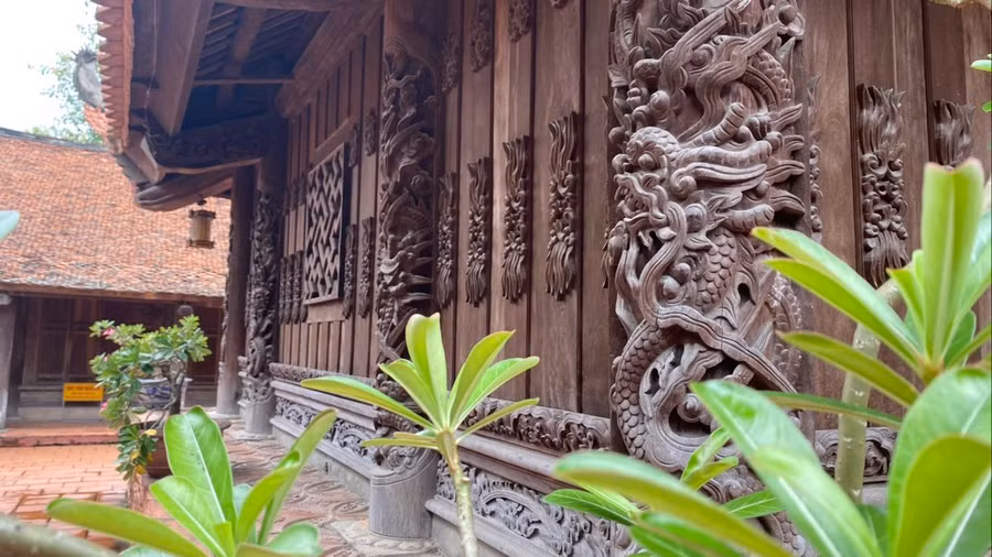 Nghệ thuật chạm khắc trên gỗ mang đậm phong cách mỹ thuật thời Lê Trung Hưng. (Ảnh: Bích Hằng/Vietnam+)