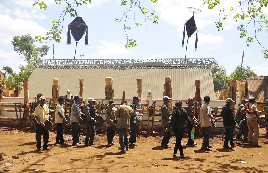 Dân làng đánh cồng chiêng tại khu vực nhà mồ trong lễ bỏ mả. Ảnh: X.T Dân làng đánh cồng chiêng tại khu vực nhà mồ trong lễ bỏ mả. Ảnh: X.T