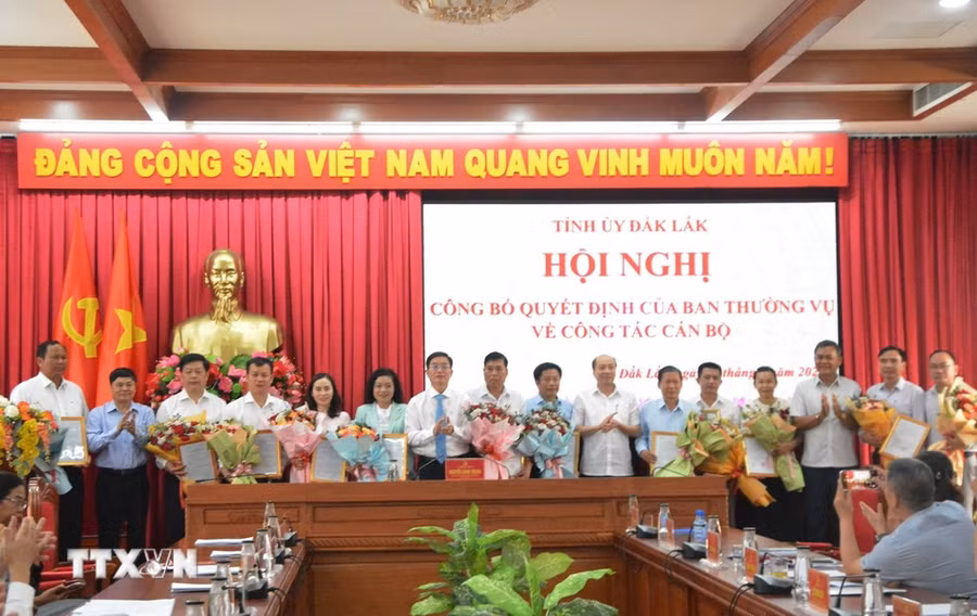 Trao các quyết định về điều động, bổ nhiệm đối với cán bộ chủ chốt tỉnh Đắk Lắk. (Ảnh: Tuấn Anh/TTXVN)