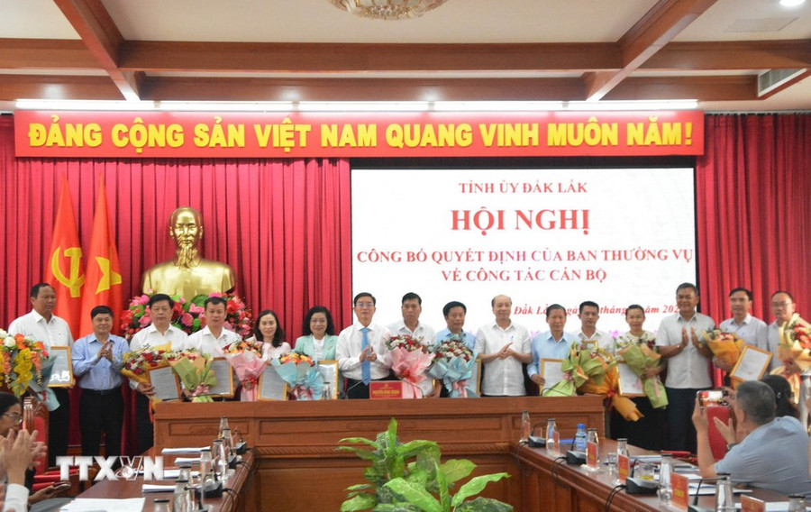 Trao các quyết định về điều động, bổ nhiệm đối với cán bộ chủ chốt tỉnh Đắk Lắk. (Ảnh: Tuấn Anh/TTXVN)