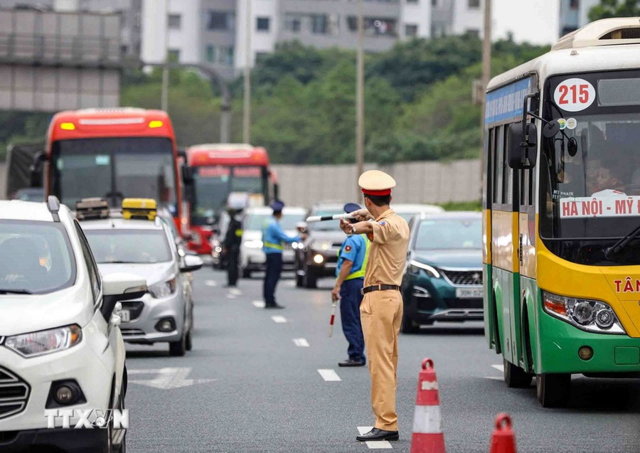 Lực lượng Cảnh sát giao thông tổ chức phân luồng, điều tiết giao thông tại cuối cao tốc Pháp Vân-Cầu Giẽ hướng vào trung tâm Thủ đô. (Ảnh: Phạm Kiên/TTXVN) Lực lượng Cảnh sát giao thông tổ chức phân luồng, điều tiết giao thông tại cuối cao tốc Pháp Vân-Cầu Giẽ hướng vào trung tâm Thủ đô. (Ảnh: Phạm Kiên/TTXVN)
