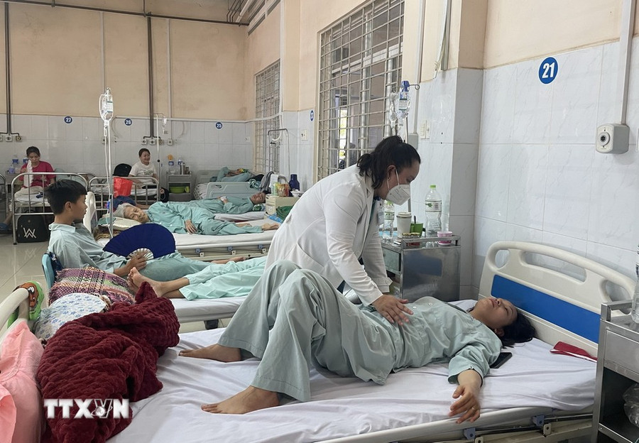 Các bác sỹ Bệnh viện đa khoa khu vực Long khánh tích cực điều trị cho khoảng 250 bệnh nhân nhập viện nghi ngộ độc thực phẩm sau khi ăn bánh mì thịt. (Ảnh: Lê Xuân/TTXVN) Các bác sỹ Bệnh viện đa khoa khu vực Long khánh tích cực điều trị cho khoảng 250 bệnh nhân nhập viện nghi ngộ độc thực phẩm sau khi ăn bánh mì thịt. (Ảnh: Lê Xuân/TTXVN)