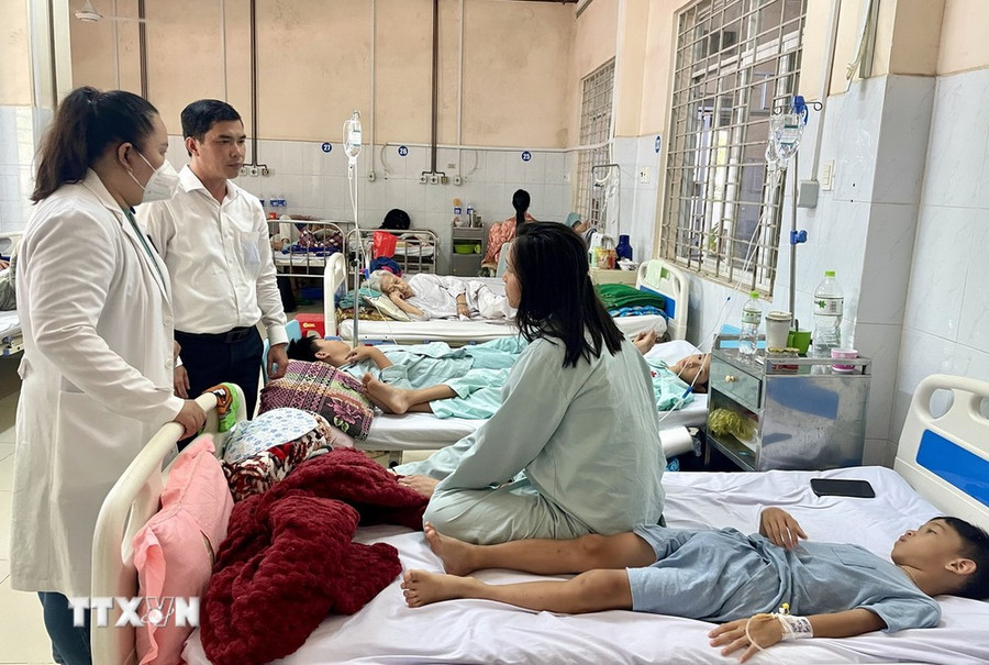 Lãnh đạo UBND thành phố Long Khánh (Đồng Nai) thăm hỏi, động viên các bệnh nhân nghi ngộ độc thực phẩm điều trị tại Bệnh viện đa khoa khu vực Long Khánh. (Ảnh: Lê Xuân/TTXVN) Lãnh đạo UBND thành phố Long Khánh (Đồng Nai) thăm hỏi, động viên các bệnh nhân nghi ngộ độc thực phẩm điều trị tại Bệnh viện đa khoa khu vực Long Khánh. (Ảnh: Lê Xuân/TTXVN)