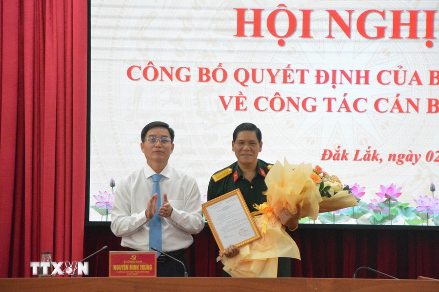 Trao Quyết định của Ban Bí thư Trung ương Đảng về việc chuẩn y tham gia Ban Thường vụ Tỉnh ủy nhiệm kỳ 2020-2025 đối với Đại tá Niê Ta, Tỉnh ủy viên, Chỉ huy Trưởng Bộ Chỉ huy Quân sự tỉnh Đắk Lắk. (Ảnh: Tuấn Ảnh/TTXVN)