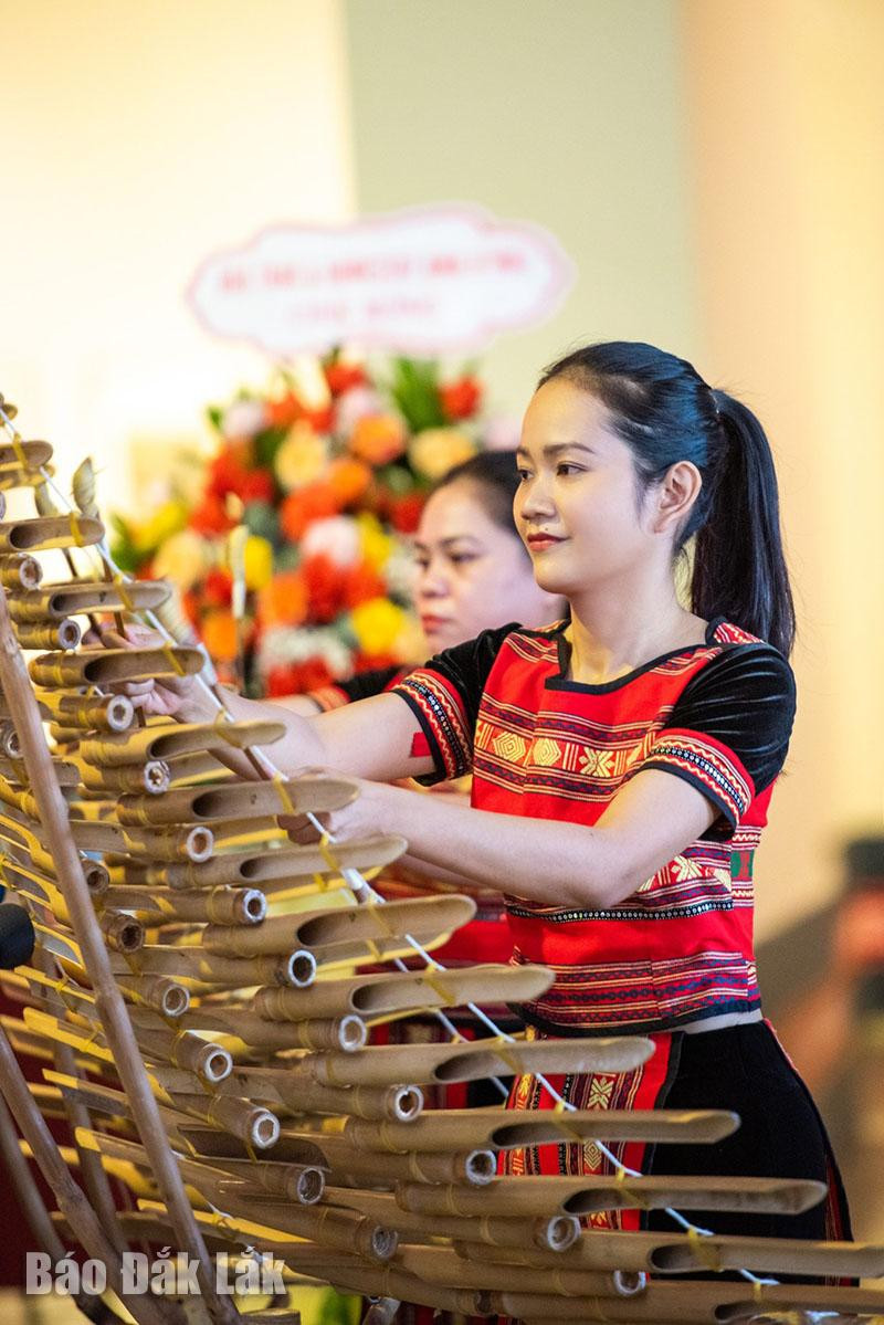 Diễn tấu đàn t&apos;rưng. Ảnh: Hữu Hùng