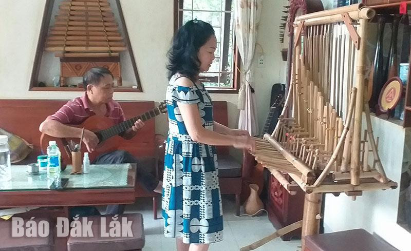 Diễn tấu đàn tre lắc, hòa điệu cùng guitare do vợ chồng nghệ sĩ Nguyễn Đức thể hiện.