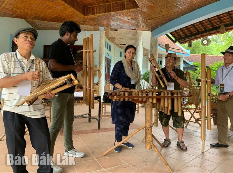 Du khách quốc tế tìm hiểu, trải nghiệm với nhạc cụ tre nứa Tây Nguyên.