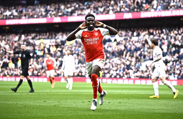 Bukayo Saka ghi bàn vào lưới Tottenham cả hai lượt trận