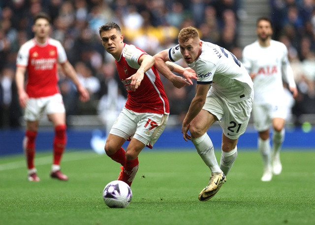 Leandro Trossard khiến Kulusevski và hàng thủ Tottenham vất vả ngăn trở Leandro Trossard khiến Kulusevski và hàng thủ Tottenham vất vả ngăn trở