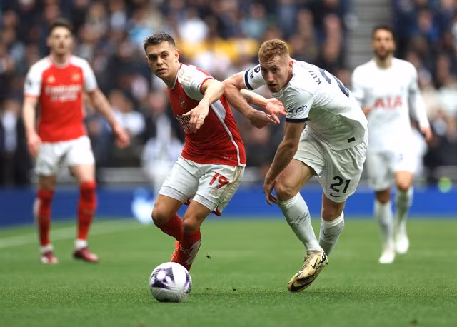 Leandro Trossard khiến Kulusevski và hàng thủ Tottenham vất vả ngăn trở
