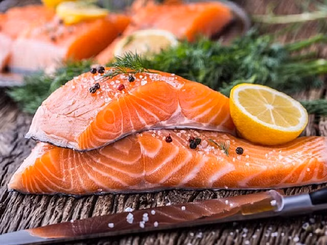 Các loại cá béo giàu a xít béo omega-3 như cá hồi có tác dụng giảm nguy cơ ung thư, trầm cảm và viêm nhiễm trong cơ thể. Ảnh: SHUTTERSTOCK