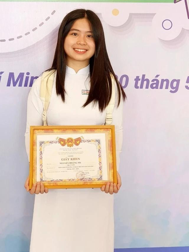 Nguyễn Hoàng My trong buổi khen thưởng sáng 20.5. Ảnh: Thúy Hằng