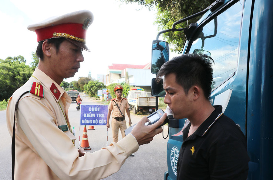 Lực lượng Cảnh sát Giao thông Công an thị xã An Khê kiểm tra nồng độ cồn người tham gia giao thông. Ảnh: N.M Lực lượng Cảnh sát Giao thông Công an thị xã An Khê kiểm tra nồng độ cồn người tham gia giao thông. Ảnh: N.M