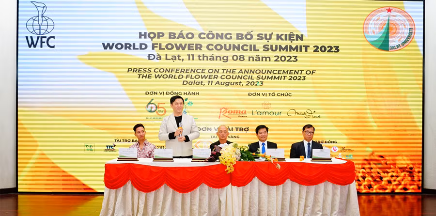 Ban tổ chức sự kiện họp báo